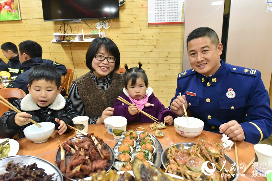 賴建華的妻兒是春運(yùn)的逆行者，今年過(guò)年來(lái)到大隊(duì)和他一起過(guò)年。 余杉芳攝