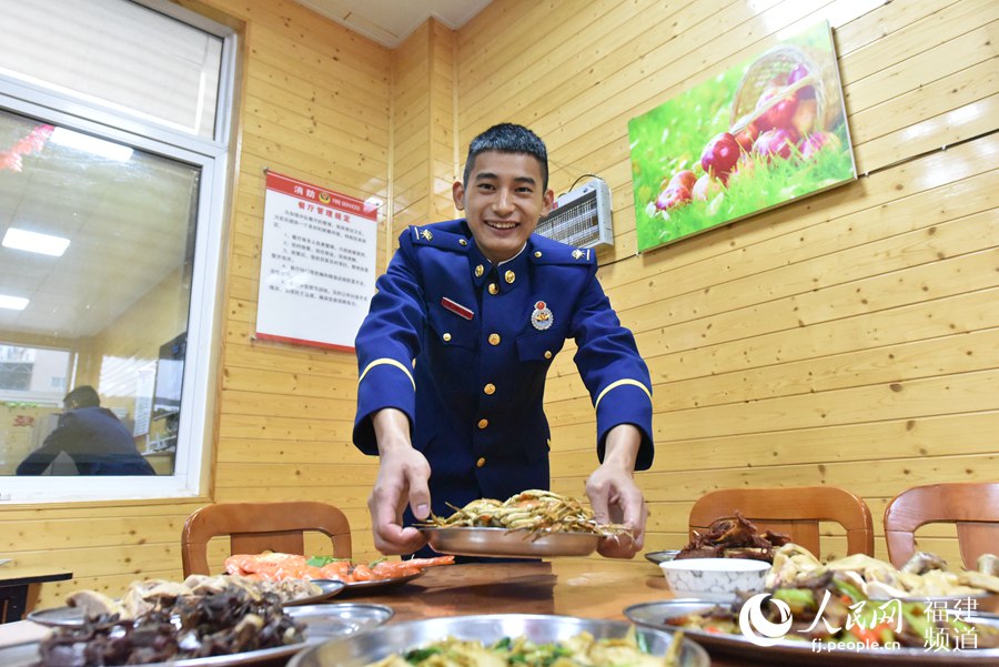 年夜飯不乏螃蟹這樣的海鮮。 余杉芳攝