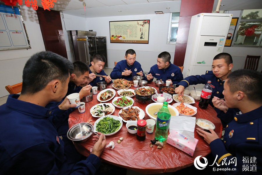 漳州消防救援支隊(duì)特勤一中隊(duì)吃年夜飯。