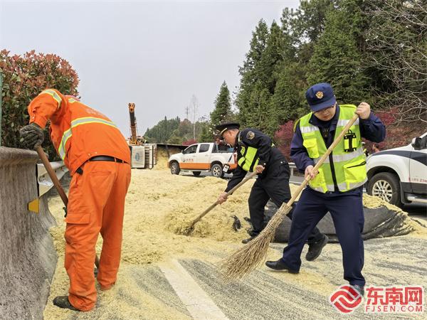 各部門(mén)聯(lián)合清理路面散落物.jpg
