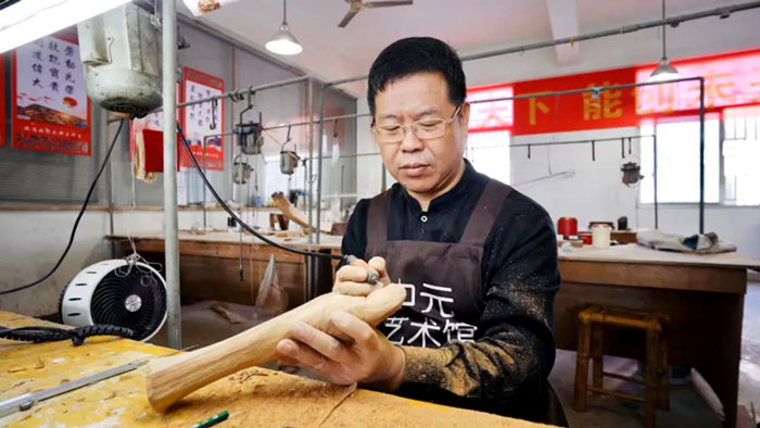 勞動(dòng)者之歌｜陳忠：一刀一刻，雕琢木雕藝術(shù)人生