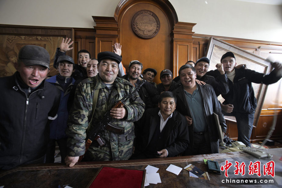 吉爾吉斯斯坦7日發(fā)生大規(guī)模騷亂，反對派示威者占領(lǐng)了議會大樓，8日，總統(tǒng)府也被示威者占領(lǐng)。圖為示威者進(jìn)入總統(tǒng)巴基耶夫的內(nèi)閣會議室。