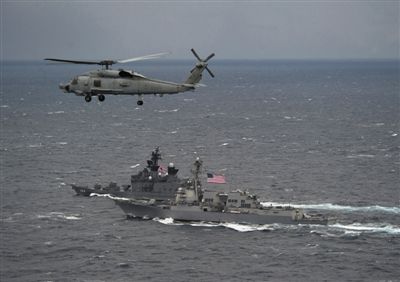 2011年1月10日，美國(guó)海軍驅(qū)逐艦與日本海上自衛(wèi)隊(duì)“鞍馬”號(hào)驅(qū)逐艦在日本長(zhǎng)崎縣附近海域舉行聯(lián)合海上演習(xí)。資料圖片