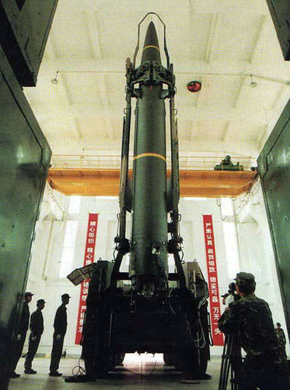 資料圖：二炮東風-11型戰(zhàn)術地地導彈起豎。