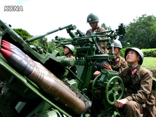 資料圖：當(dāng)?shù)貢r間2012年8月23日，朝中社公布了朝鮮士兵進(jìn)行強(qiáng)化戰(zhàn)斗訓(xùn)練的圖片。