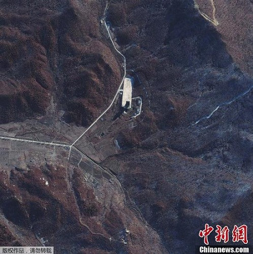 當(dāng)?shù)貢r(shí)間12月1日，朝鮮宇宙空間技術(shù)委員會(huì)發(fā)言人說(shuō)，朝鮮將于本月10日至22日間發(fā)射衛(wèi)星。圖為國(guó)外媒體近日公布的俯瞰朝鮮衛(wèi)星發(fā)射場(chǎng)照片。