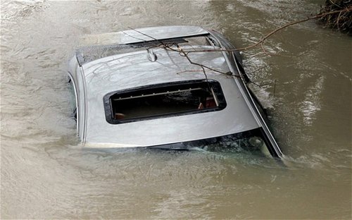在英國艾克塞斯，一輛車被洪水淹沒。