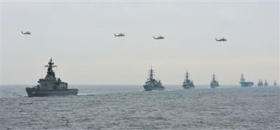 2012年10月14日，日本海上自衛(wèi)隊(duì)舉行閱艦式。2013年，日本自衛(wèi)隊(duì)時(shí)隔11年首增防衛(wèi)預(yù)算。資料圖片