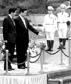 16日，越南總理阮晉勇（右）歡迎來(lái)訪的日本首相安倍晉三。