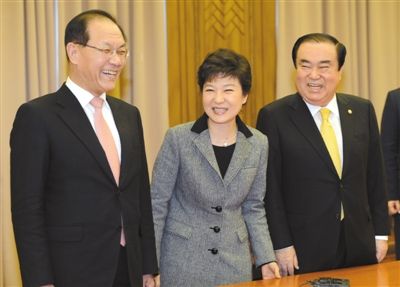 協(xié)商 2月7日，樸槿惠（中）在國(guó)會(huì)同新國(guó)家黨黨首黃祐呂（左）、民主統(tǒng)合黨非常對(duì)策委員會(huì)委員長(zhǎng)文喜相舉行會(huì)談。