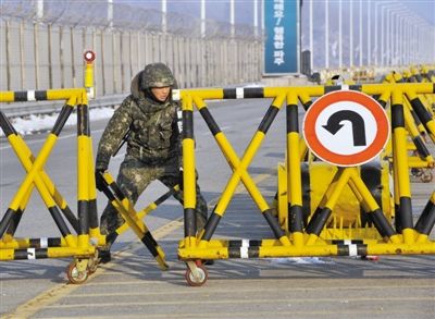 2月13日，朝韓邊境，韓國方面在通往朝鮮金剛山工業(yè)園區(qū)的韓國道路上設(shè)置路障。