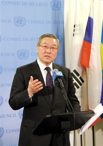 2月12日，安理會(huì)輪值主席國、韓國外交通商部長官金星煥宣讀聲明。新華社發(fā)