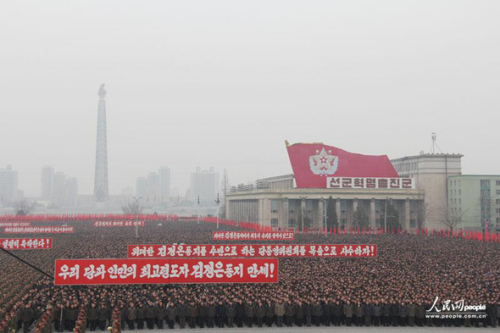2013年2月14日，朝鮮在首都平壤的金日成廣場(chǎng)舉行了超過(guò)10萬(wàn)人參加的平壤市軍民聯(lián)歡大會(huì)，慶祝第三次地下核試驗(yàn)成功。攝影：人民網(wǎng)記者 王莉