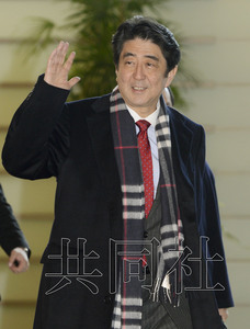 圖為2月21日上午安倍步入官邸。