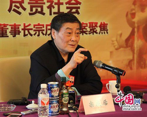 全國人大代表、娃哈哈集團董事長兼總經(jīng)理宗慶后。