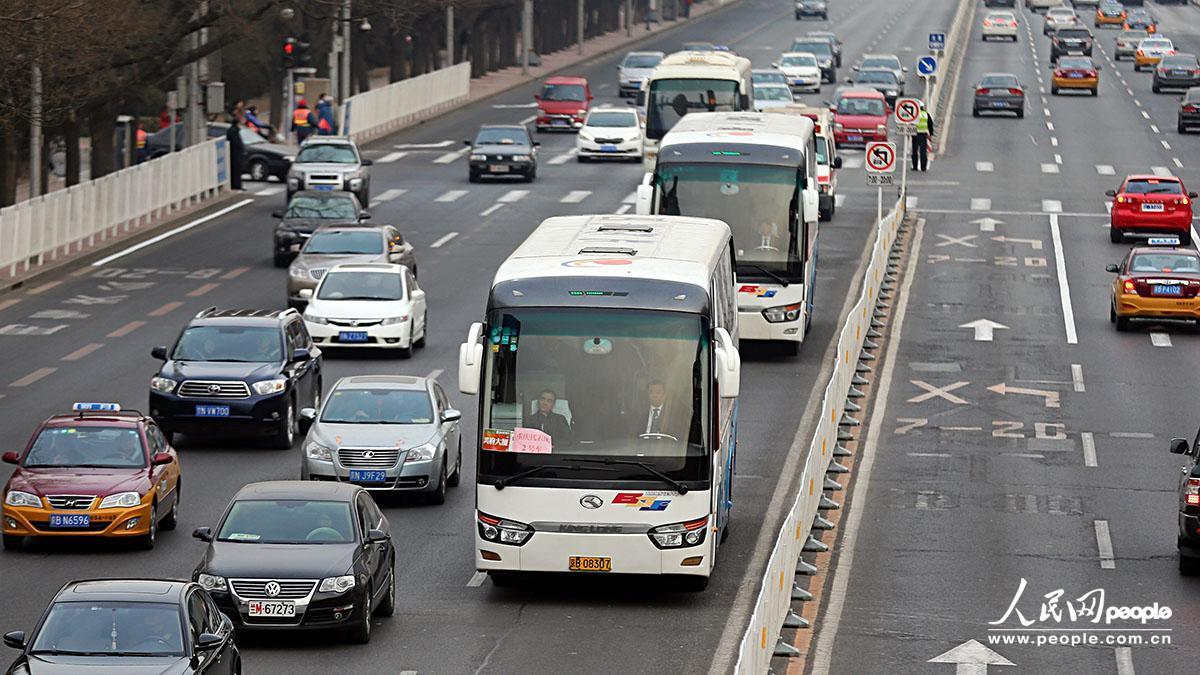 沒有封路及警車帶道，重慶代表團接送車有序通過長安街。吉羽/攝影
