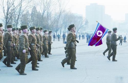 16日，一隊朝鮮士兵走過平壤街頭。