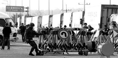 8日，朝鮮禁止韓方人員進(jìn)入開城工業(yè)園區(qū)。當(dāng)日朝鮮宣布將從開城工業(yè)園區(qū)撤出全部朝鮮工人，暫時(shí)中斷園區(qū)運(yùn)轉(zhuǎn)。