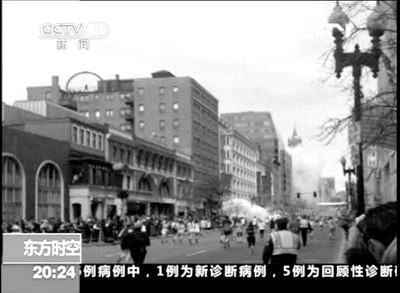 一名馬拉松參賽者15日拍攝的一段視頻中，一個(gè)屋頂神秘人引發(fā)各方猜想。央視截屏
