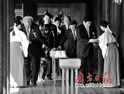 23日，議員參拜完后離開。新華社發(fā)