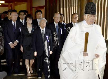 4月23日上午，跨黨派議員團(tuán)體“大家參拜靖國神社國會議員會”成員參拜了靖國神社。圖中左三為會長尾辻秀久。