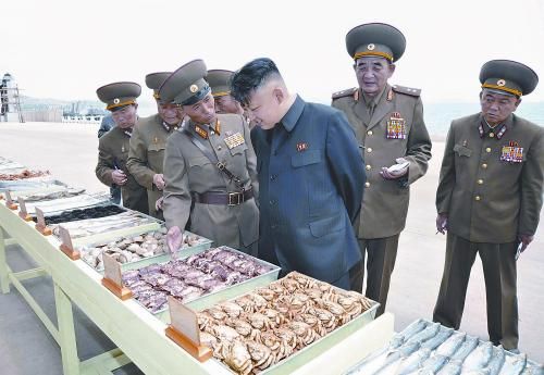 朝鮮官方近日點(diǎn)名批評(píng)韓國總統(tǒng)樸槿惠，引發(fā)朝韓雙方激烈嘴仗，圖為金正恩視察人民軍部隊(duì)后勤基地。