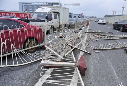 福州一公交司機(jī)突發(fā)腦梗車(chē)失控 連撞11車(chē)