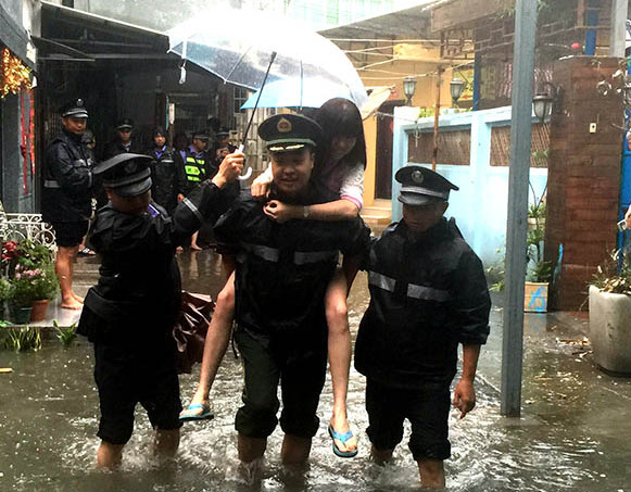 民警從積水處背出被困群眾。