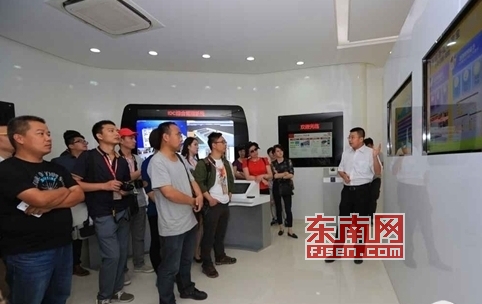 采訪團成員在中國聯(lián)通西安數(shù)據(jù)中心參觀。