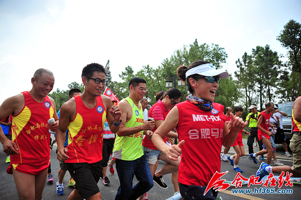 當(dāng)天，合肥市馬拉松愛(ài)好者們來(lái)到大圩體驗(yàn)在綠蔭中奔跑的快感