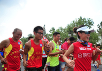 當(dāng)天，合肥市馬拉松愛(ài)好者們來(lái)到大圩體驗(yàn)在綠蔭中奔跑的快感