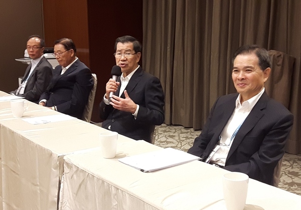 2016兩岸企業(yè)家峰會5日在金門登場，峰會臺灣方面理事長蕭萬長（右2）表示，盼望透過峰會這個平臺，在雙方競合中，尋找新的合作模式，以壯大臺商。圖片來源：臺“中央社”