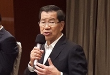 2016兩岸企業(yè)家峰會5日在金門登場，峰會臺灣方面理事長蕭萬長（右2）表示，盼望透過峰會這個平臺，在雙方競合中，尋找新的合作模式，以壯大臺商。圖片來源：臺“中央社”