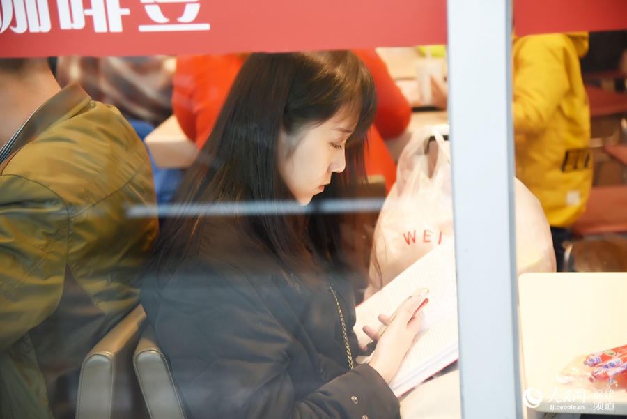 離發(fā)車時(shí)間還早，看書打發(fā)時(shí)間