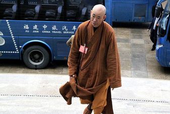代表步履從容進(jìn)會(huì)場(chǎng)。