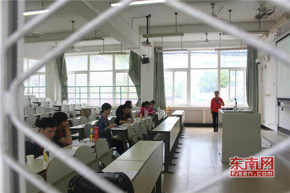 招聘考試評委由專業(yè)教授、博士、家長等7人組成.jpg