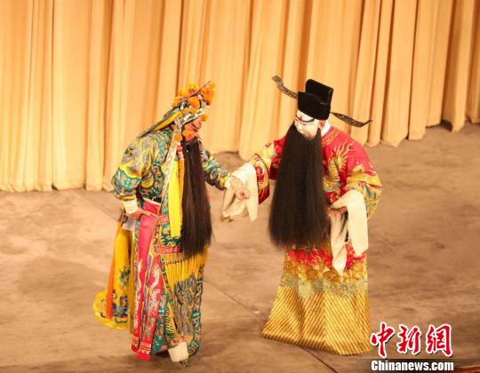 郭德綱唱京劇飾演曹操專業(yè)演員當“配角”