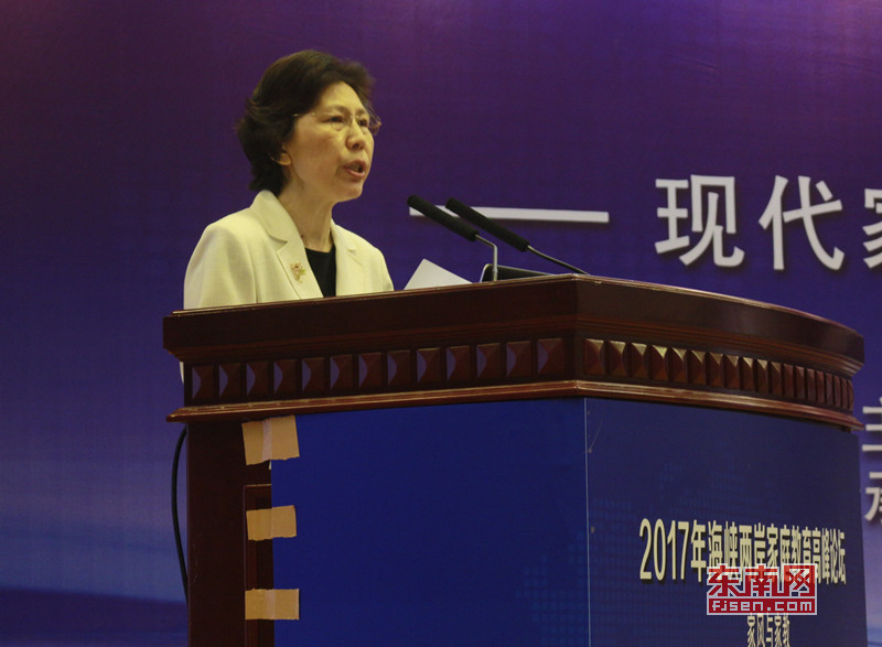 2、全國人大法律委委員,中國家庭教育學(xué)會常務(wù)副會長,全國婦聯(lián)原副主席、書記處書記趙東花出席論壇并致辭.jpg