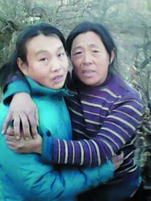 　　見(jiàn)面后，李桂芳和女兒緊緊相擁。圖片由李桂芳家人提供