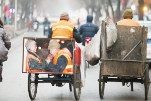 　■三輪車后邊的這幅照片感動(dòng)了眾多網(wǎng)友，這對(duì)環(huán)衛(wèi)工老兩口已經(jīng)相伴走過(guò)了50年。 　