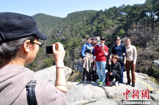 3月8日，廬山陽(yáng)光明媚，春意盎然，該山連續(xù)十年在“三八國(guó)際婦女節(jié)”對(duì)女性游客免費(fèi)?！±钪覗|　攝