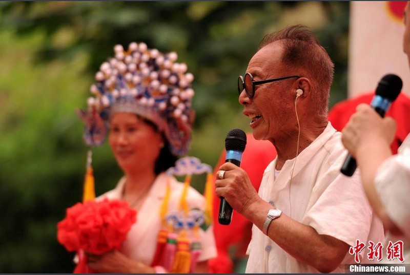 那么，“不肯吃虧”的相親角就是丑惡的嗎？實際上，相親角的擇偶標準，正是當下中國社會轉(zhuǎn)型期的一面鏡子。“來到這里的，都是沒有選擇的選擇?！毖芯繂T孫沛東說。