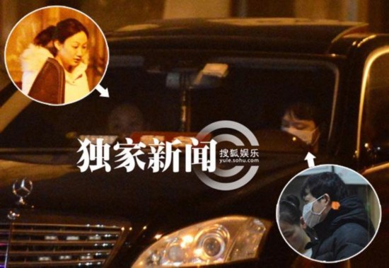 說到王力宏，不得不提李云迪。而李云迪的戀情也處在穩(wěn)定甜蜜狀態(tài)。李云迪與王力宏同天公布女友被傳為佳話，可歌可泣的是兩人的女友是校友，好神奇。李云迪宣稱女友田霏畢業(yè)于哥倫比亞大學(xué)，但網(wǎng)友發(fā)現(xiàn)田霏所在巴納德學(xué)院是三流學(xué)校。