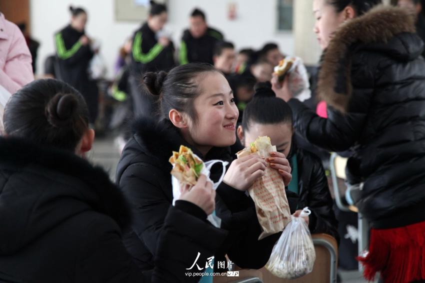 2014年2月17日，山東濱州，背著大包小包的藝考考生在濱州學(xué)院報名點候考。