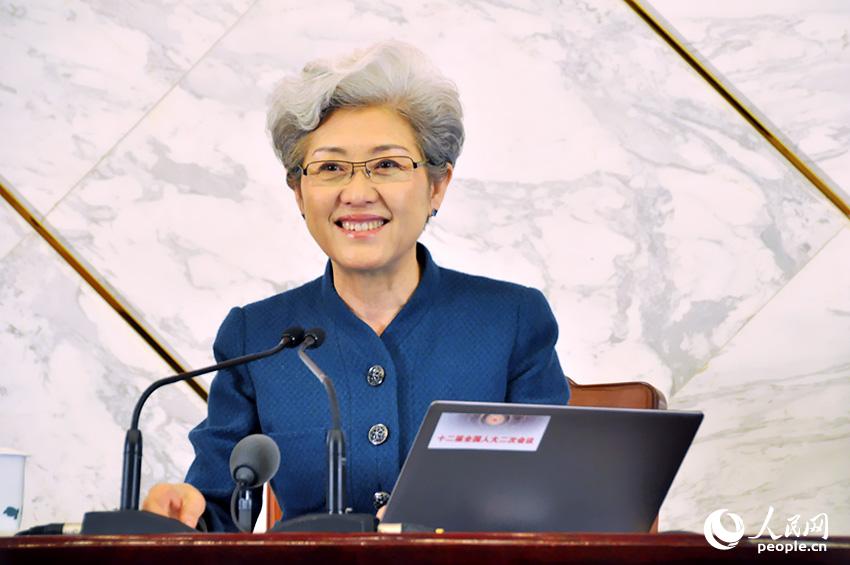 全國人大會議女發(fā)言人傅瑩。人民網(wǎng)記者 趙健 攝影