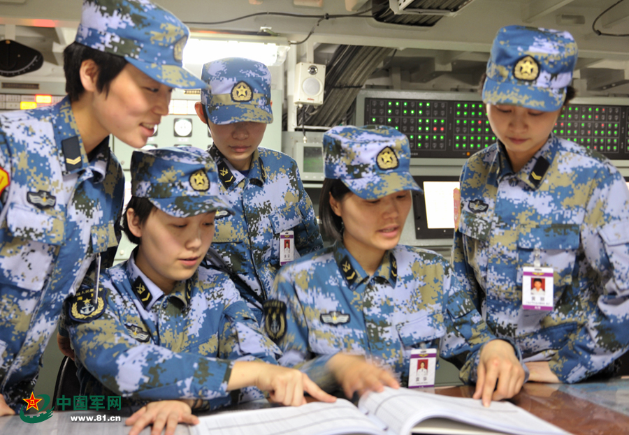 遼寧艦女艦員共同學(xué)習(xí)專業(yè)知識(shí)。本網(wǎng)通訊員 王松岐 攝