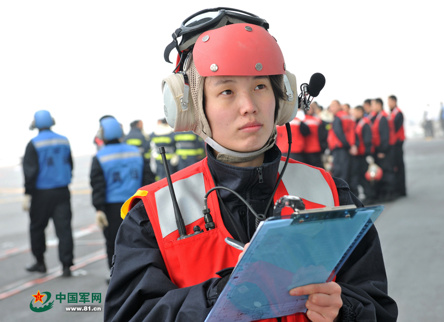 彈藥女艦員登記撤收訓(xùn)練彈藥。本網(wǎng)通訊員 王松岐 攝