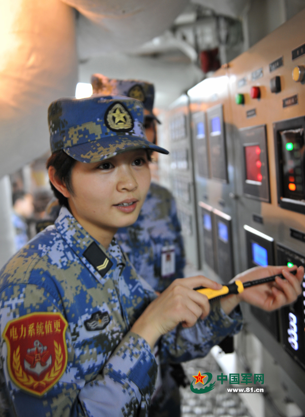 電工女艦員檢查設(shè)備。本網(wǎng)通訊員 王松岐 攝