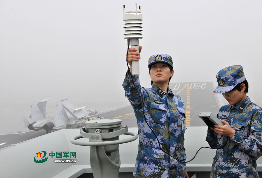 飛行前氣象值班女艦員進(jìn)行風(fēng)力參數(shù)測定。本網(wǎng)通訊員 王松岐 攝