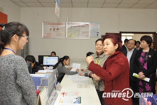 孟曉駟了解社區(qū)“婦女之家”工作的創(chuàng)建情況。